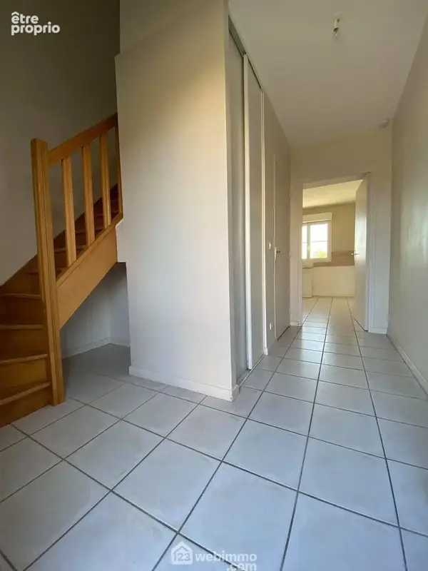 Une vaste entrée avec ...