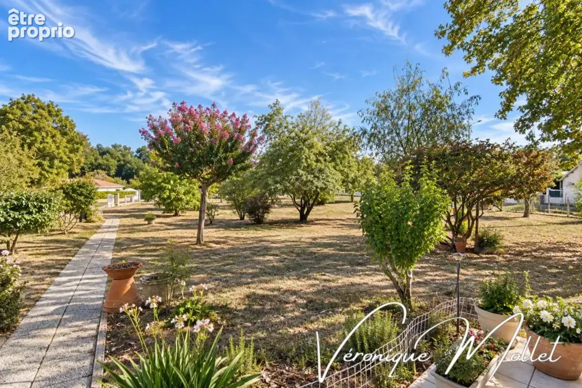 Villa traditionnelle sur plus de 6 000 m² – vaste dépendance aux multiples possibilités - photo 2