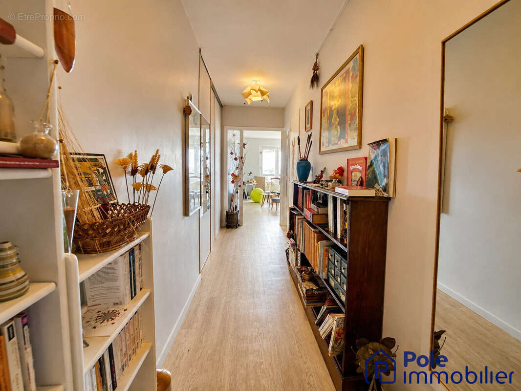 CAEN APPARTEMENT F4- ENTREE AVEC PLACARDS - Appartement à CAEN
