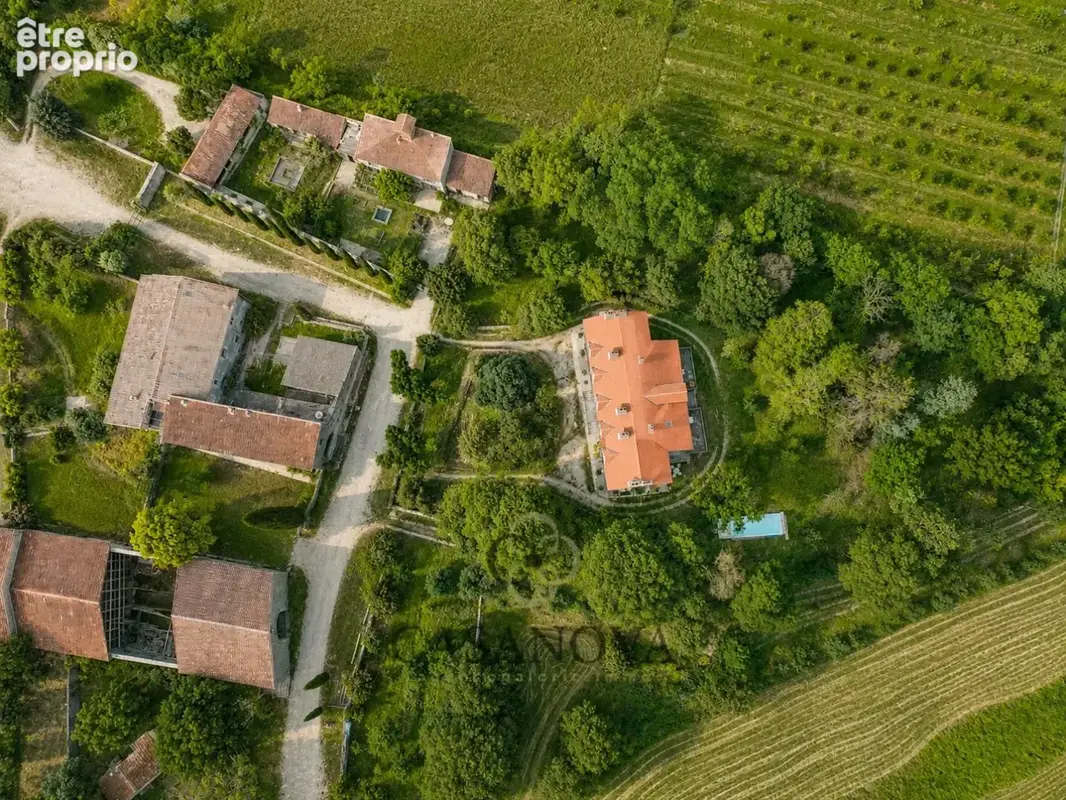 Domaine de caractère du XVIIe siècle sur 6.5 hectares avec près de 3 000 m² bâtis - photo 2