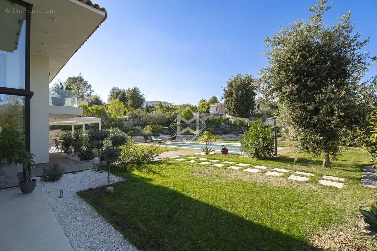 Maison à ROQUEFORT-LES-PINS