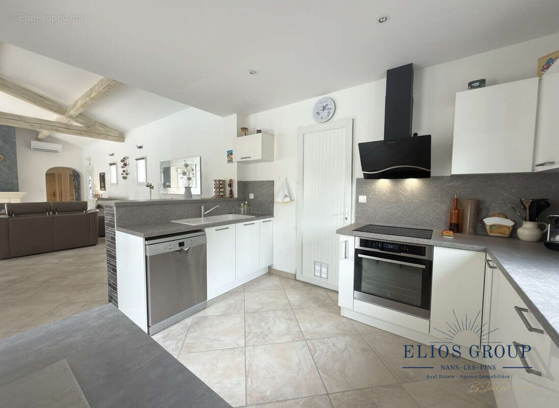 Maison 140 m² à Nans-Les-Pins  - photo 9