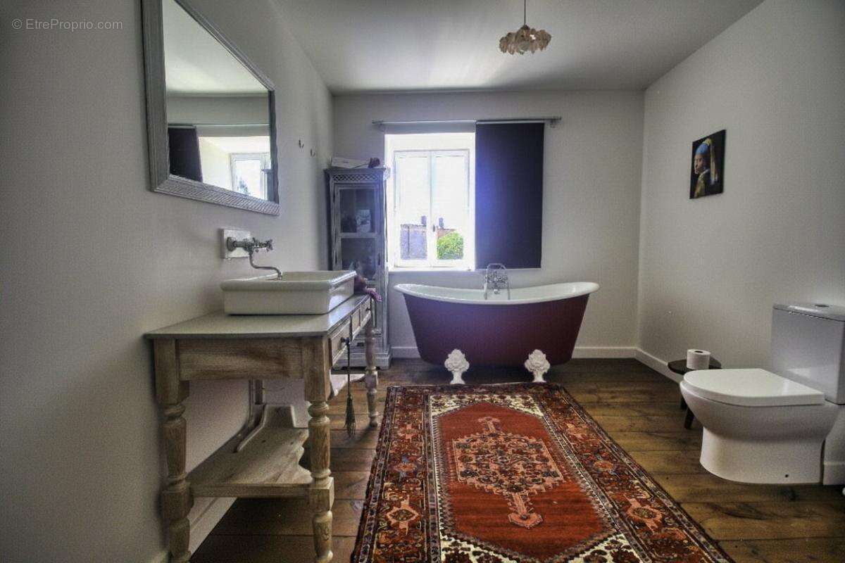 Maison à VILLENEUVE-LA-COMTESSE