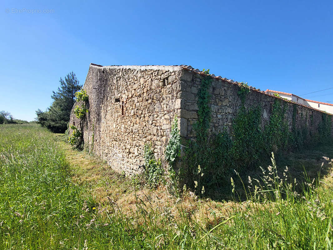 Maison à SAINT-PIERRE-DES-ECHAUBROGNES