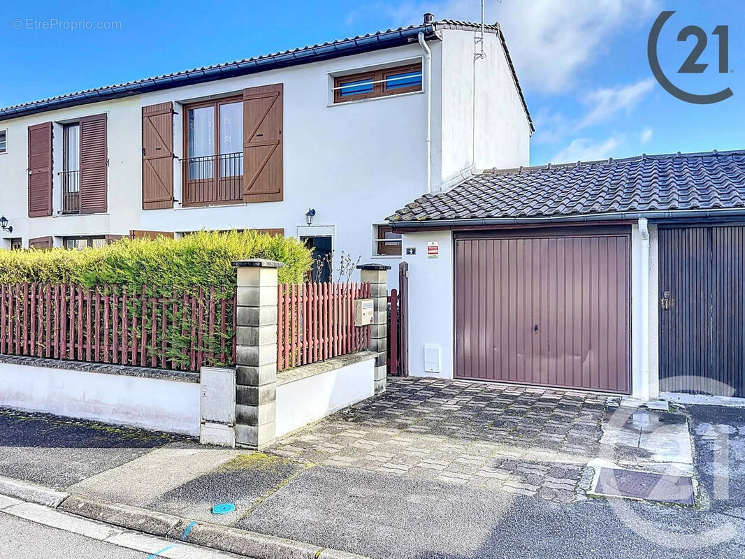 Maison à LA CHAPELLE-SAINT-LUC