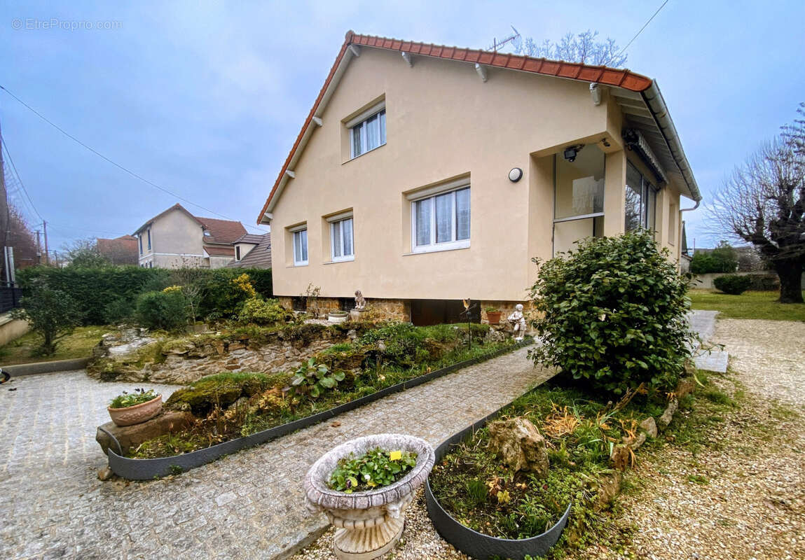 Maison à SAINTE-GENEVIEVE-DES-BOIS