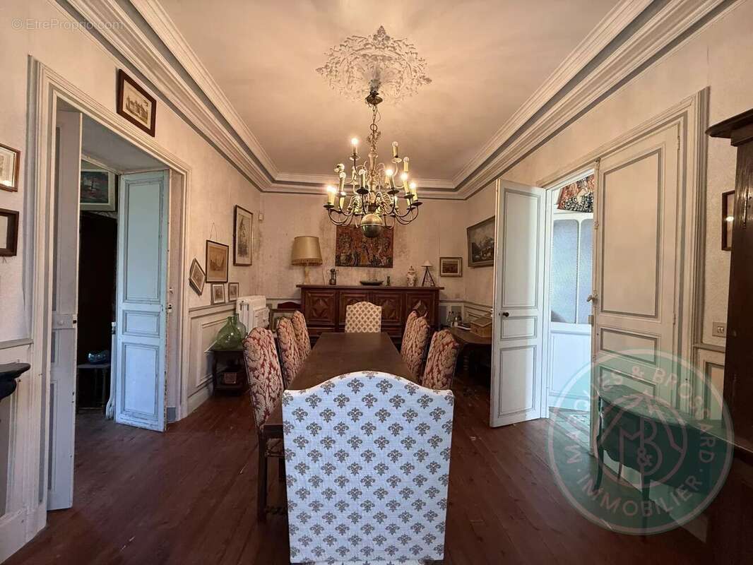 Maison de maître avec dépendance et terrain - photo 5