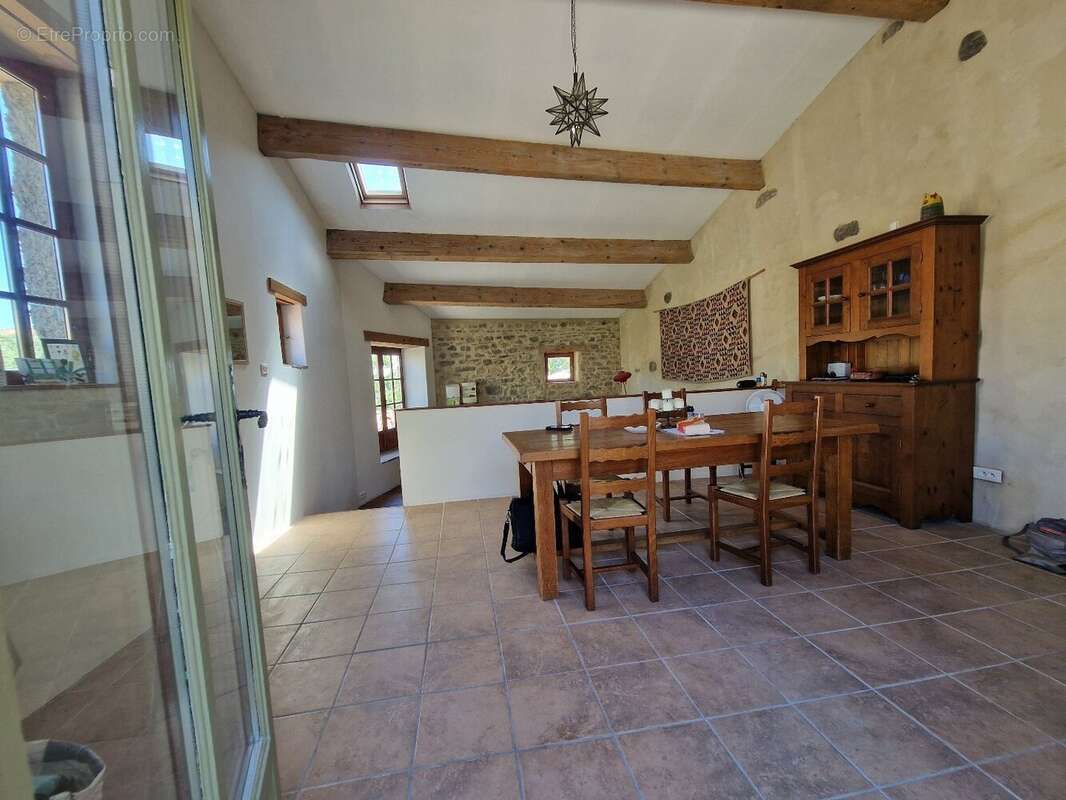 CORBIERES - Maison de village en pierre de type 4 avec terrasse - photo 5