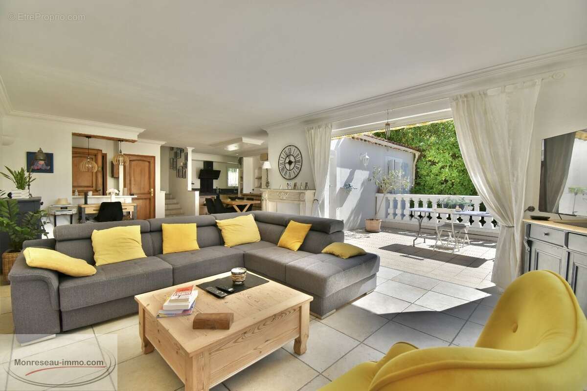 Maison à LA ROQUETTE-SUR-SIAGNE