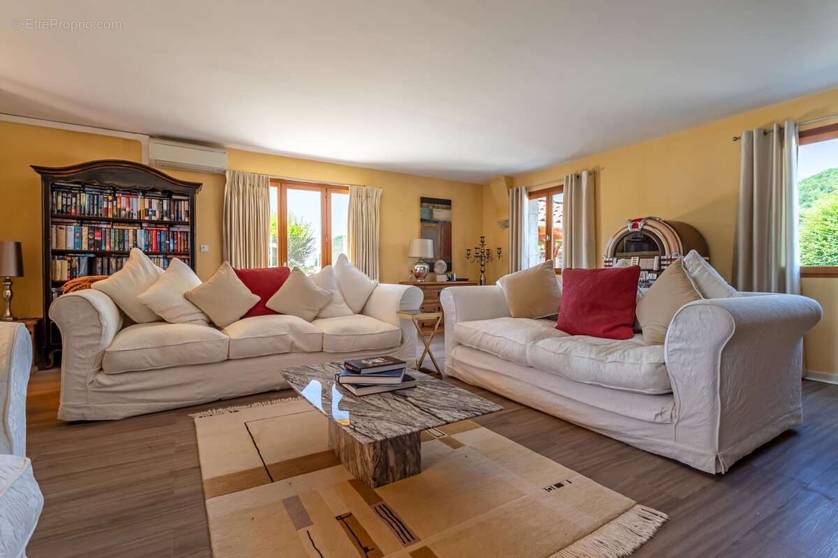 Stunning country property with guest annexes, garaging, pool and land - photo 28