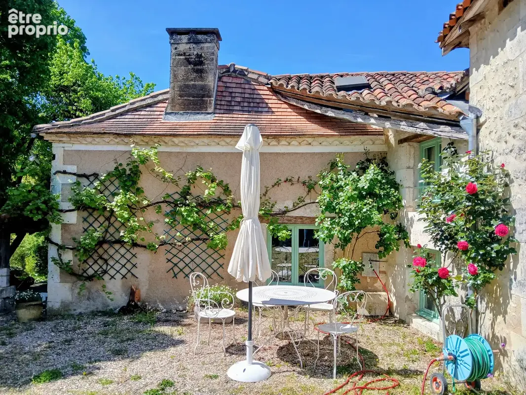 Résidence de campagne isolée avec cinq chambres, une piscine et des belles vues - photo 20