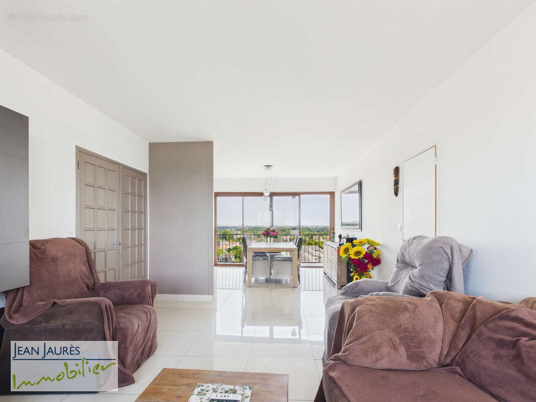 Appartement rénové avec vue panoramique traversante   Lumineux, climatisé et idéalement situé - photo 10
