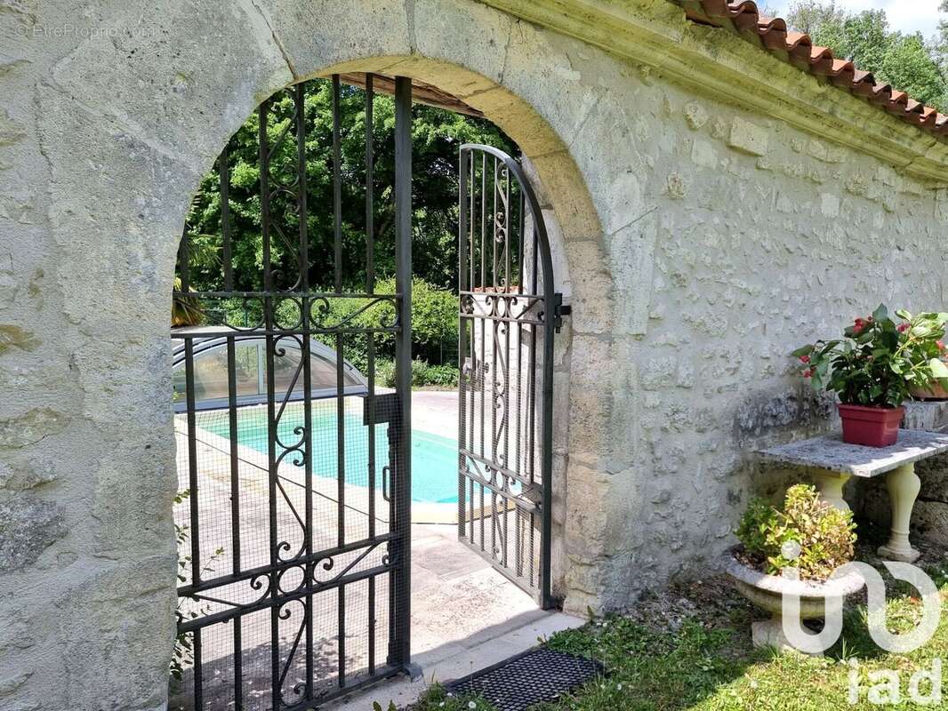 Maison 410 m² à Bourg-Charente  - photo 3