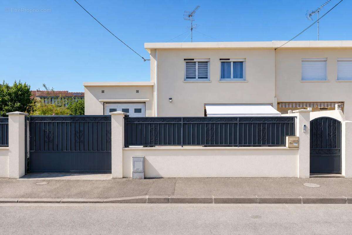 Maison de 5 pièces de 150 m² située à Sainte-Savine - photo 5