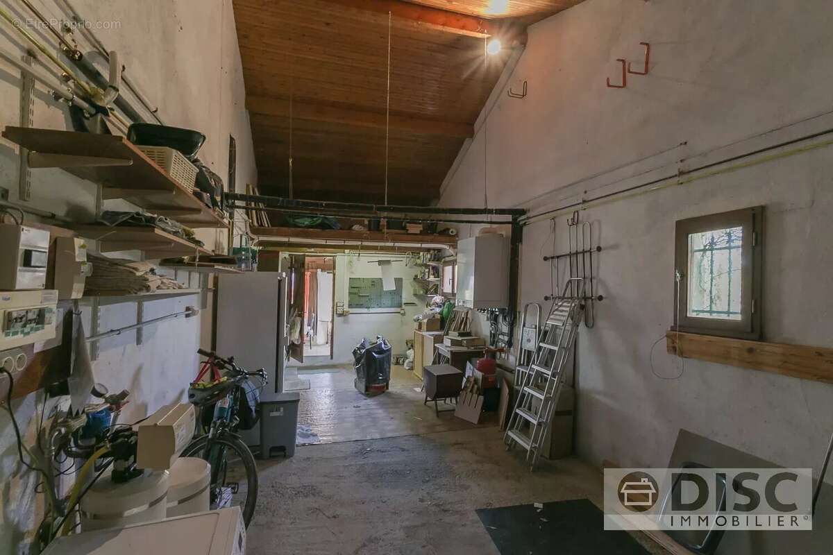 Maison de plain-pied avec grand jardin et garage. - photo 17