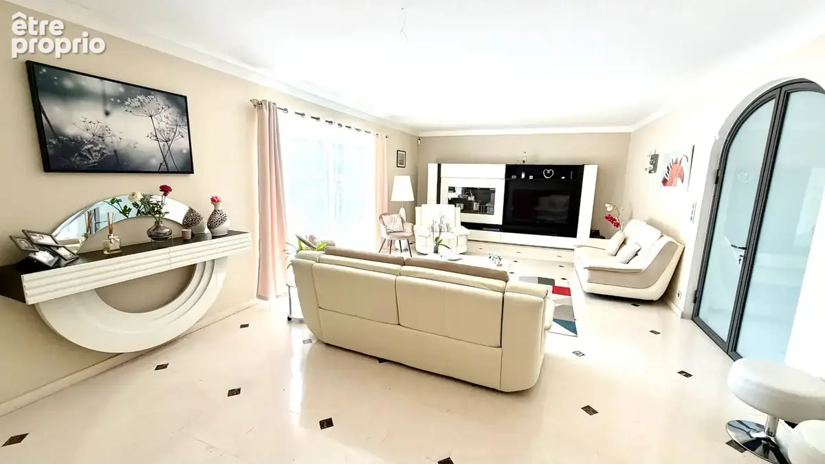 Villa traditionnelle avec piscine sur 2300 m² de jardin clos et arboré. - photo 7