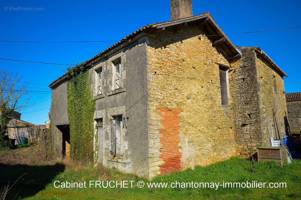 Maison à BAZOGES-EN-PAREDS