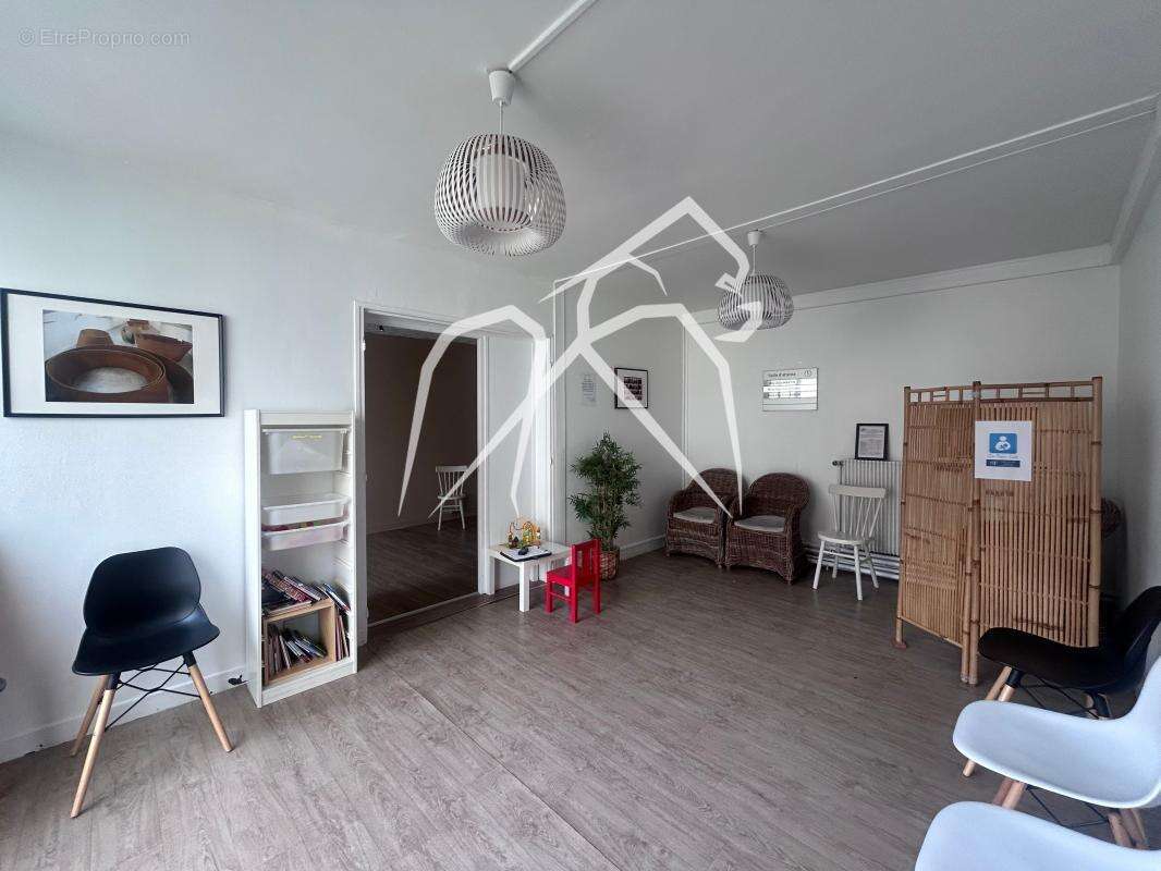 Local commercial  Barentin  153 m² - photo 3