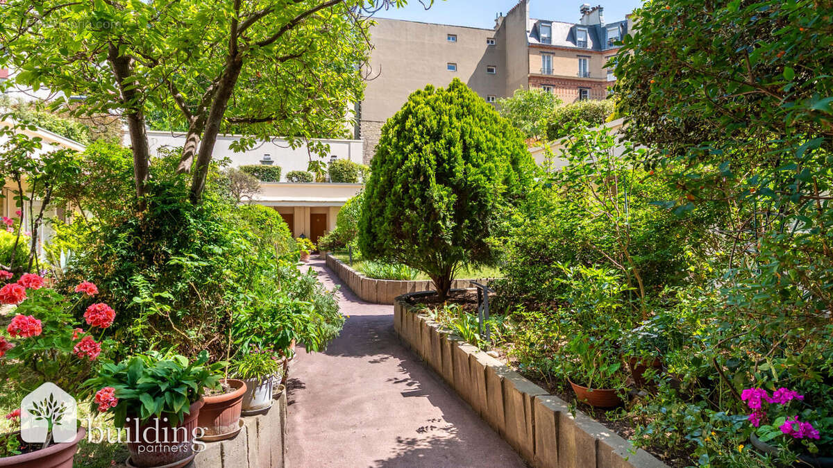 A vendre - Paris 15e Charles Michels - Grand studio de 38,35 m² avec vue sur jardin - photo 9