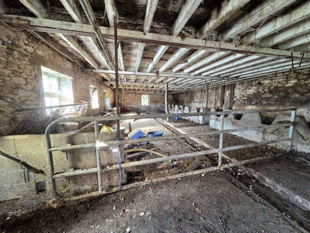 Ancien corps de ferme en pierres dans un environnement calme isolé - photo 16