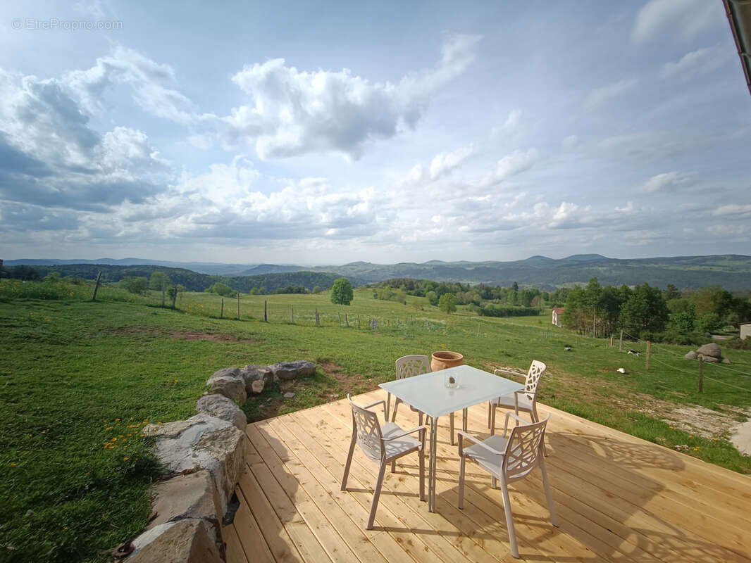 Maison à LE LAC-D&#039;ISSARLES