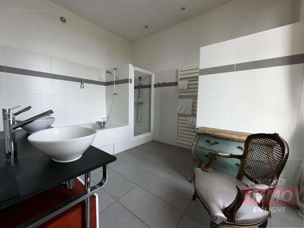 Maison 680 m² à Pontoise  - photo 15