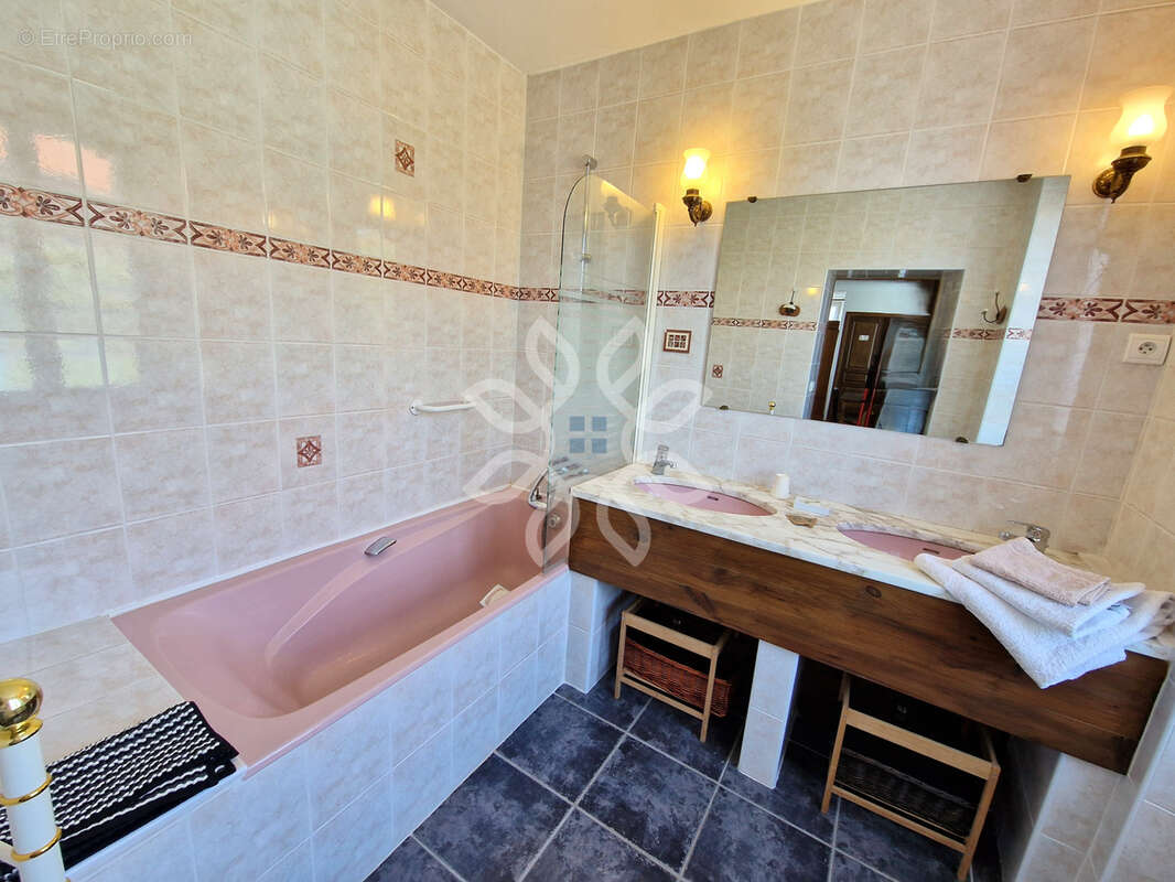 Grande maison en pierre avec cuisine pro   Idéale projet restaurant ou chambres d’hôtes   Proche A75 - photo 9