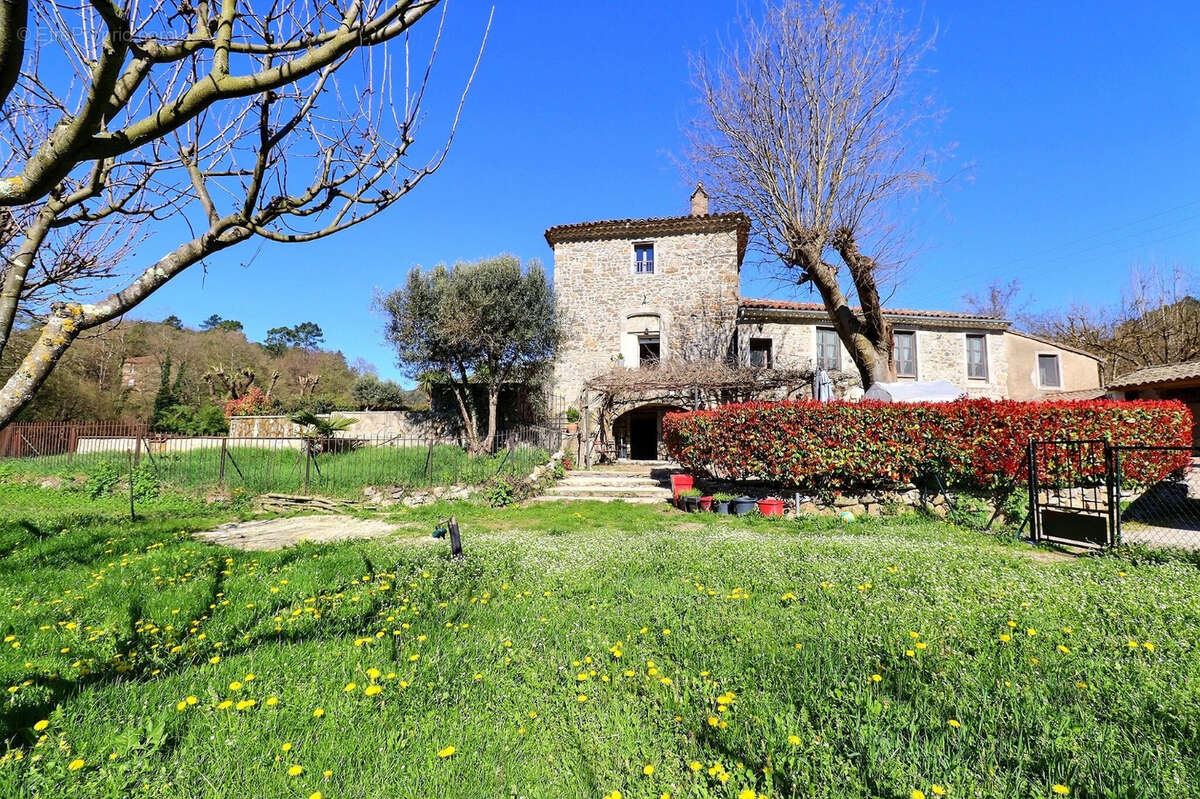 Magnifique Moulin du XVIIIe 1,6 Hectare de Sérénité avec Cours d'Eau - photo 14