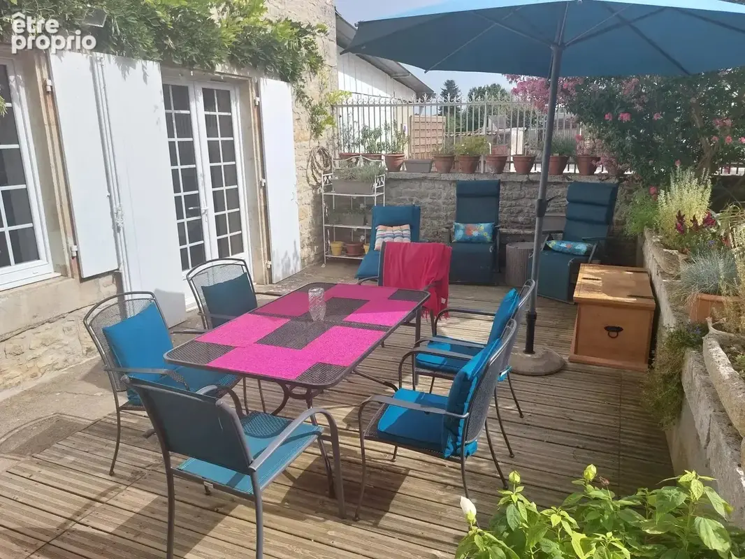 Belle maison de village rénovée avec 5 chambres, dépendances et jardin, située entre Ruffec et Civray - photo 12