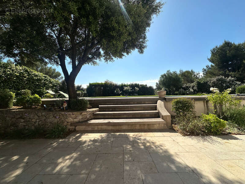 AIX EN PROVENCE LA DURANNE - Maison 159M2 -Double garage 80m2 -T3 50m2 - Terrain 1236m2 - photo 2
