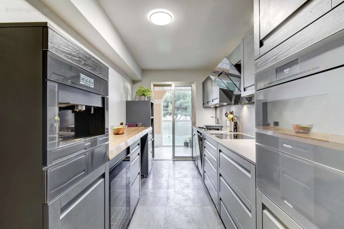 Appartement à SAINT-LAURENT-DU-VAR