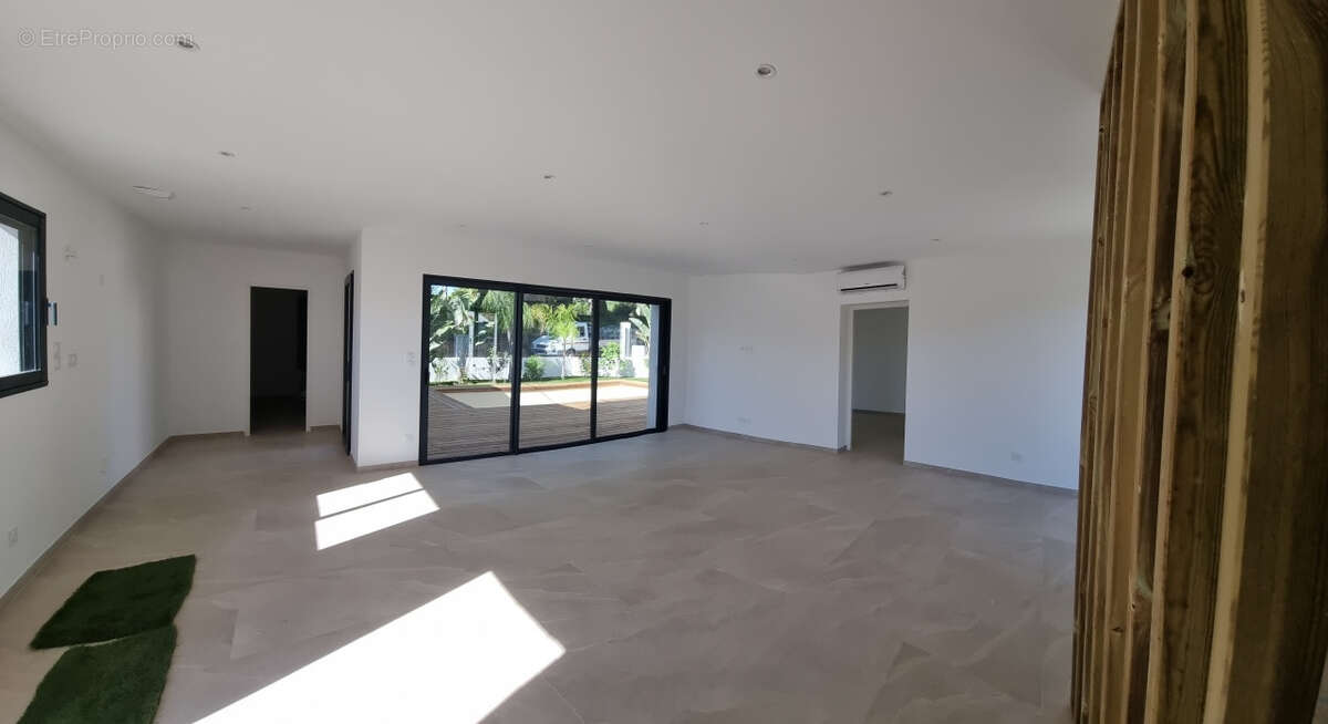 Maison à ROQUEBRUNE-SUR-ARGENS