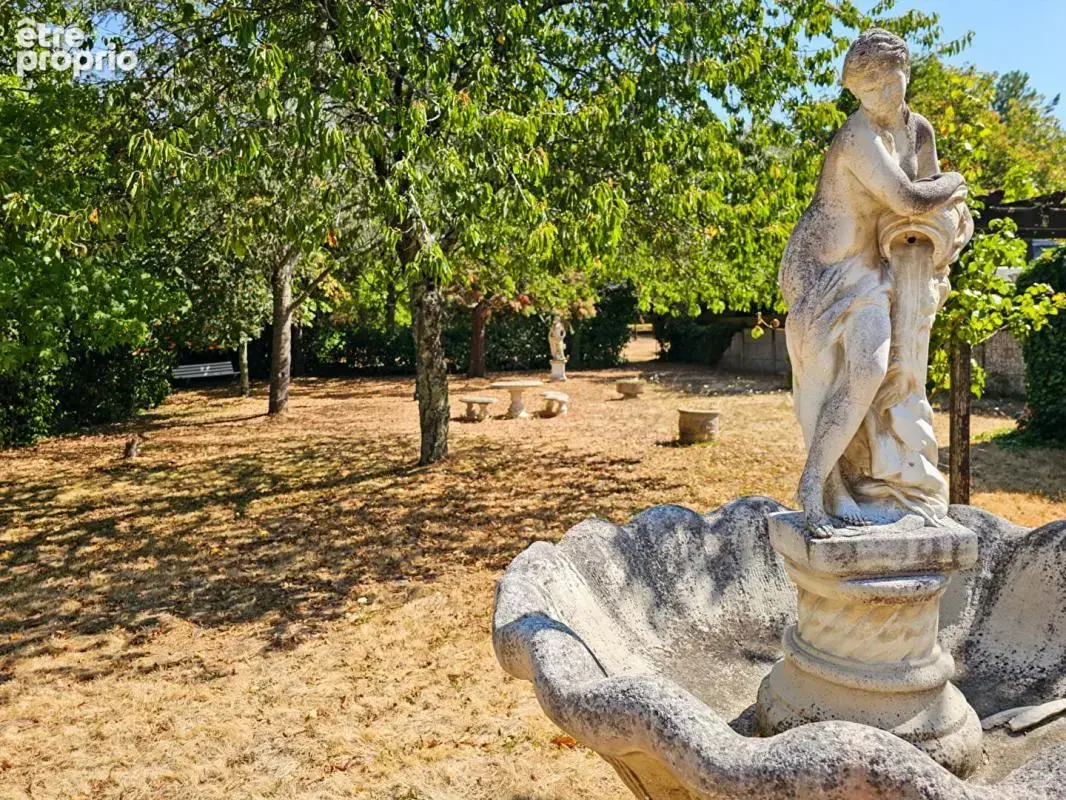 Maison familiale avec un parc arboré de plus de 4 000 m² à seulement 3 km du centre historique d'Angers - photo 9