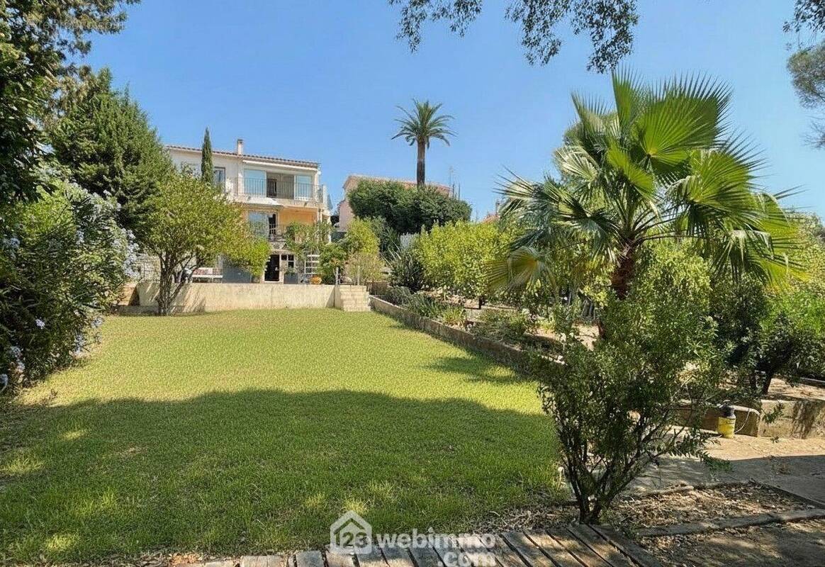 Villa sur 900 m² de terrain offrant un cadre de vie rare avec la possibilité de créer un espace piscine. - Maison à FREJUS