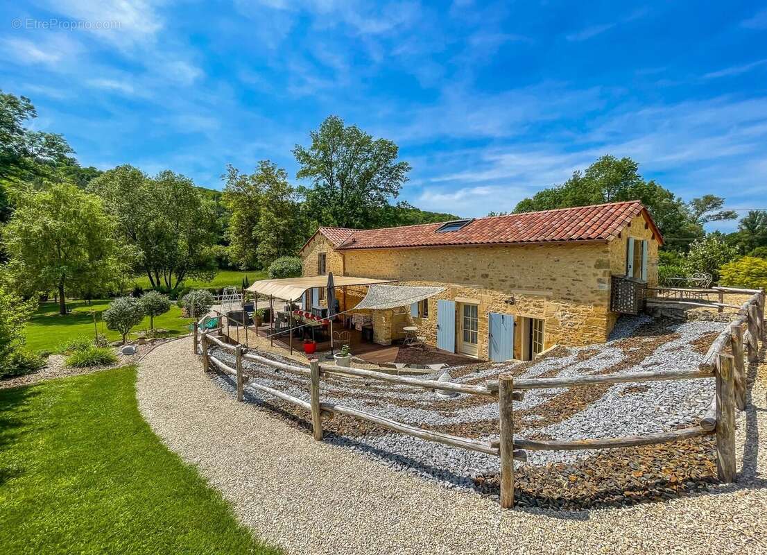 Propriété en pierre de cinq chambres avec piscine d'eau salée et oasis naturelle à Plazac. - photo 2