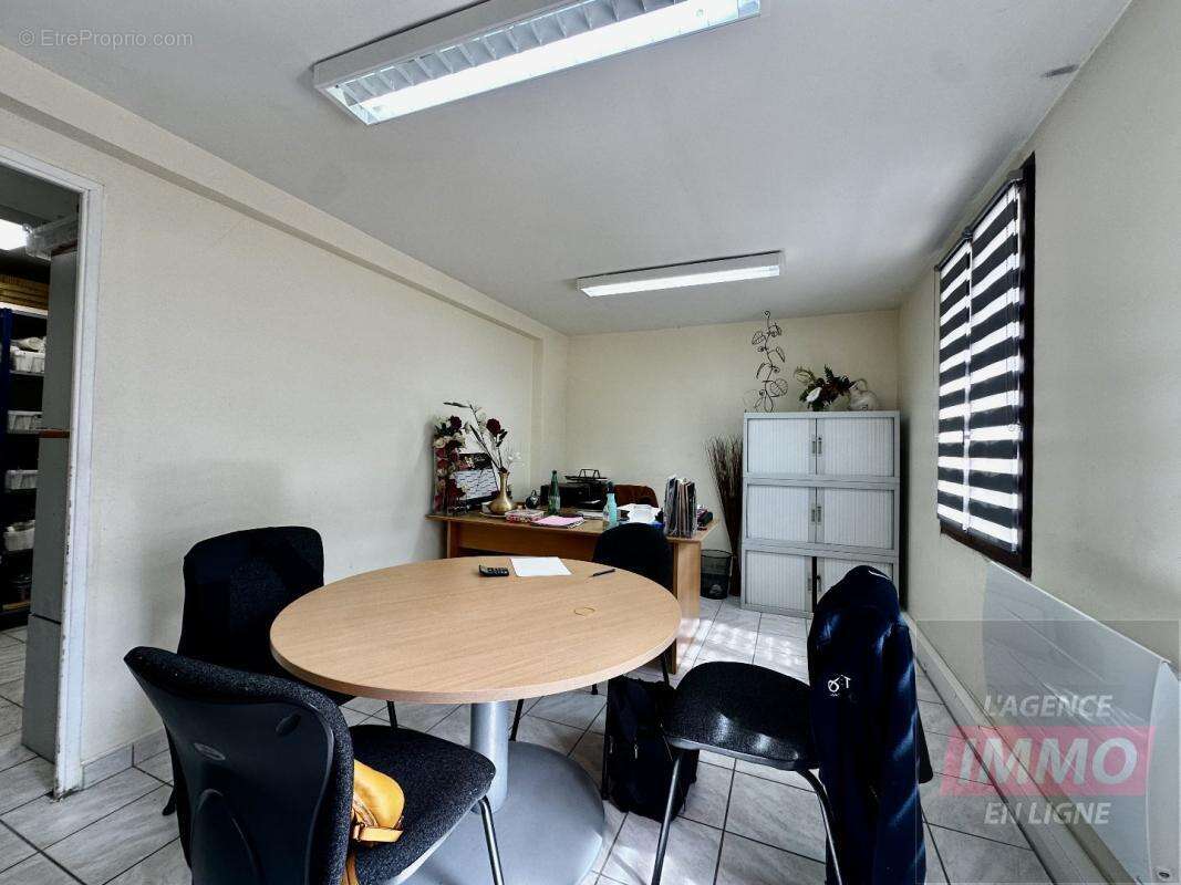 Commerce 300 m² à Cergy  - photo 8