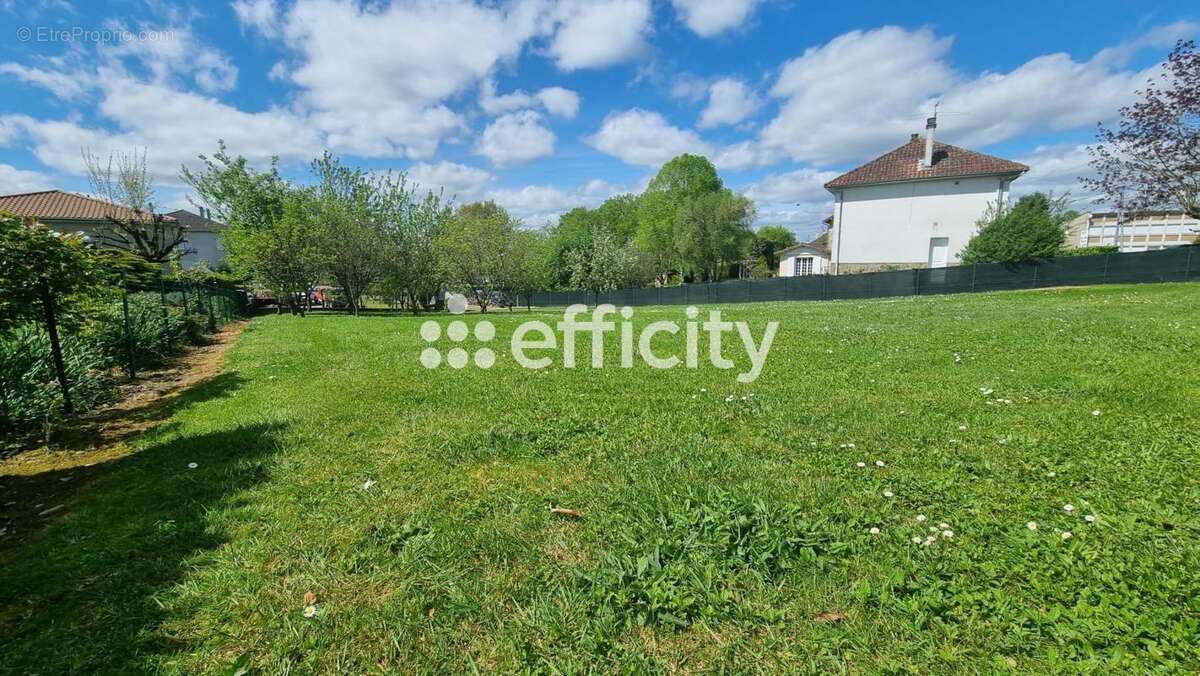 Terrain 1174 m² à Saint-Junien  - photo 2