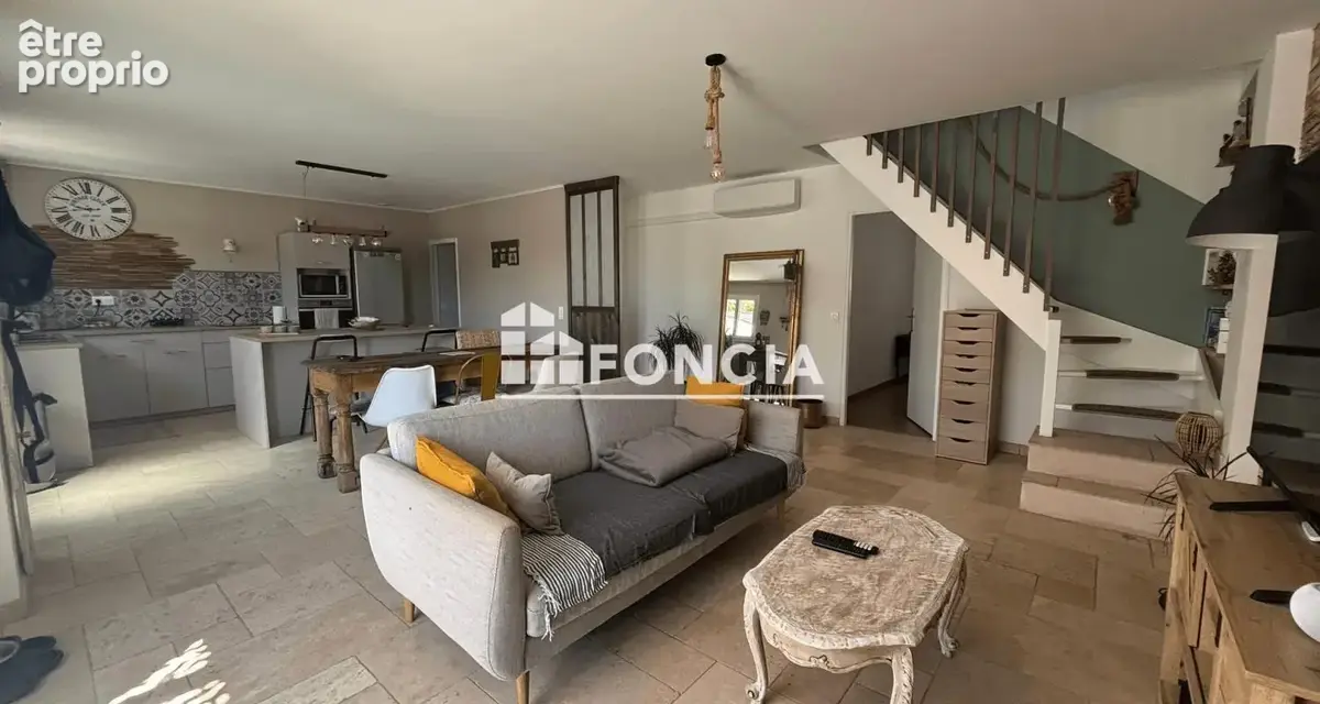 Exclusivité FONCIA, Mas de 138 m2 sur terrain de 700 m2 avec VUE sur les champs de lavande et GARAGE privatif - photo 7