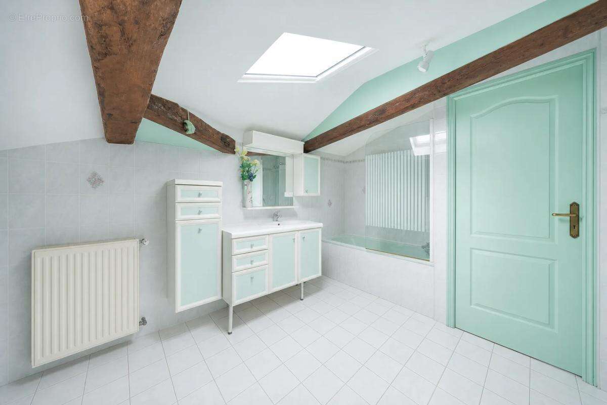 Maison à BAGE-LA-VILLE