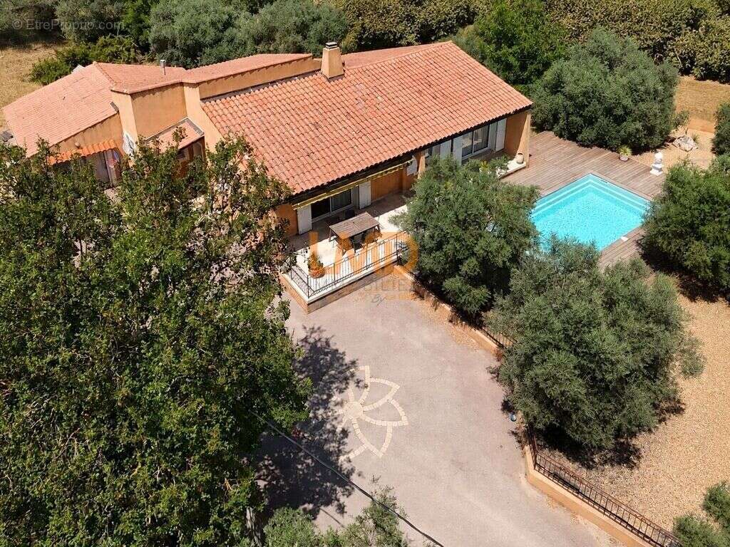 Saint Maximin: maison T5 + studio + dépendance - photo 2