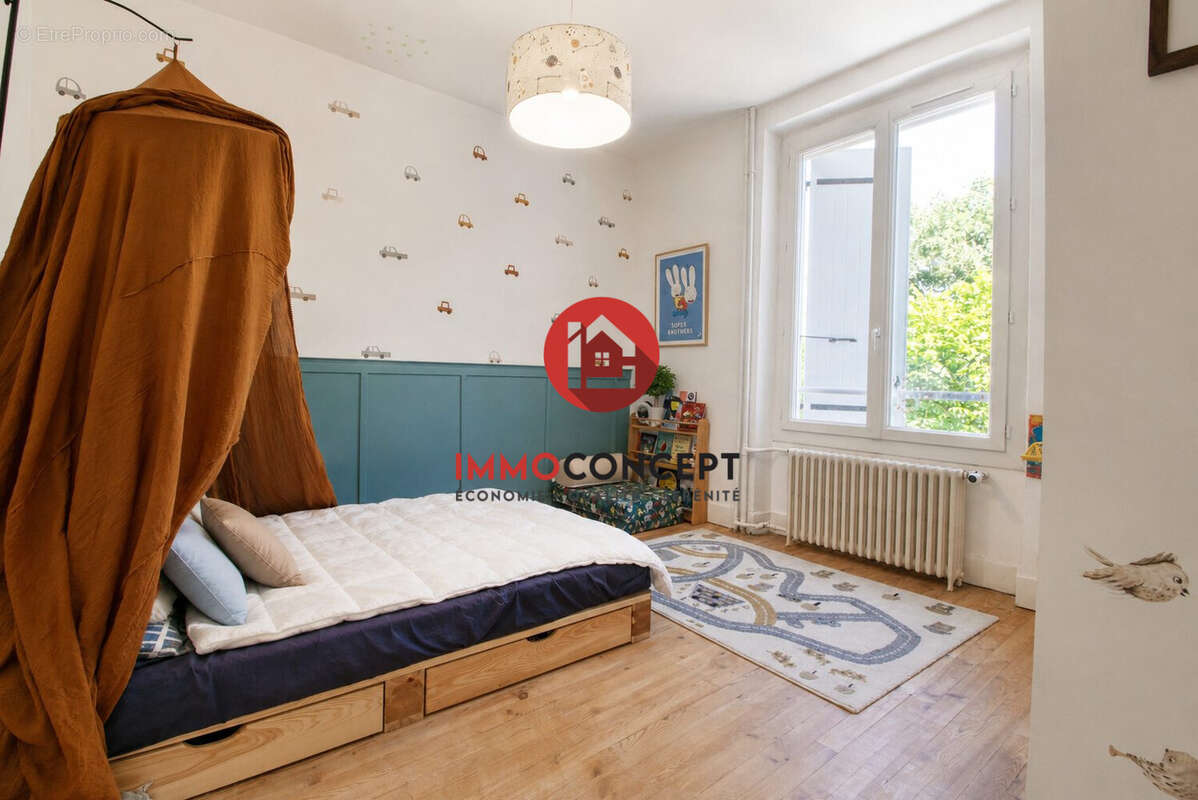 1er: Chambre nord - Maison à CHATEAU-ARNOUX-SAINT-AUBAN