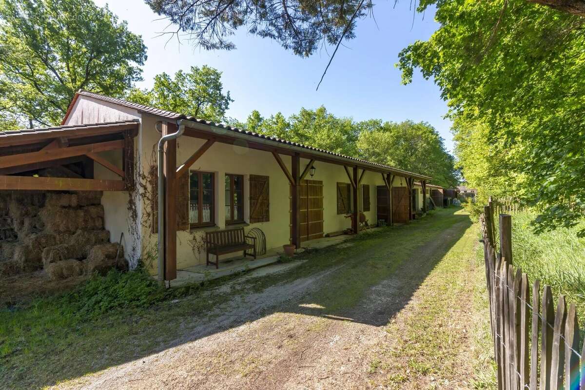 Maison spacieuse avec piscine, grandes dépendances et terrain - photo 17