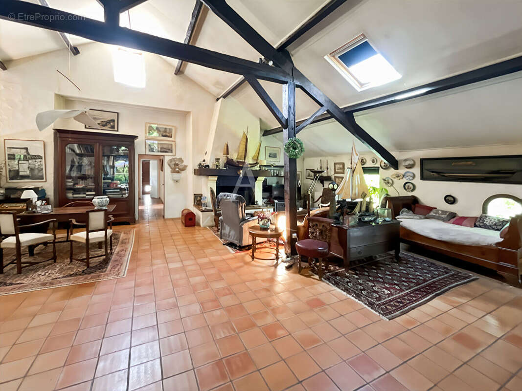Propriété de caractère avec grange réhabilitée et dépendances sur plus de 3 400 m² à Challans - photo 3