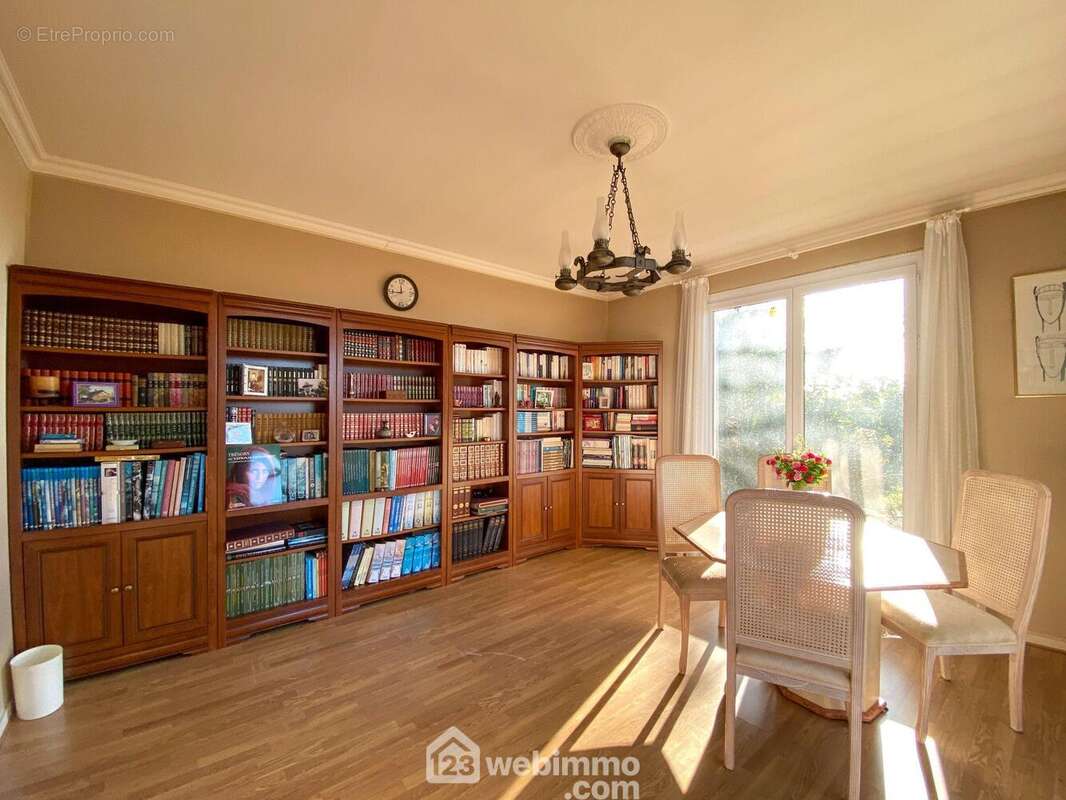 La bibliothèque ouverte sur l&#039;extérieur - Maison à LE BOUPERE