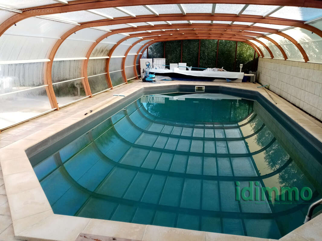 Magnifique maison de 220 m2,dans un lieu recherche, avec piscine sur un terrain de 610 m2. proche de royan. - photo 15