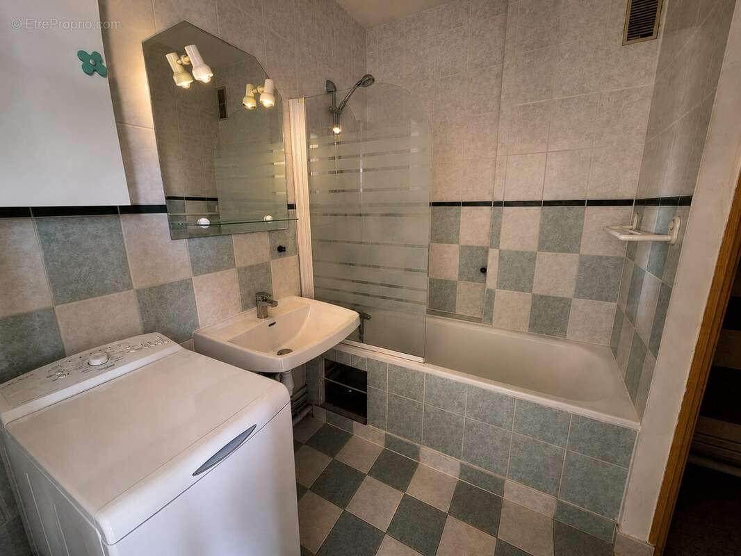 salle de bain  studio NEUILLY SUR MARNE