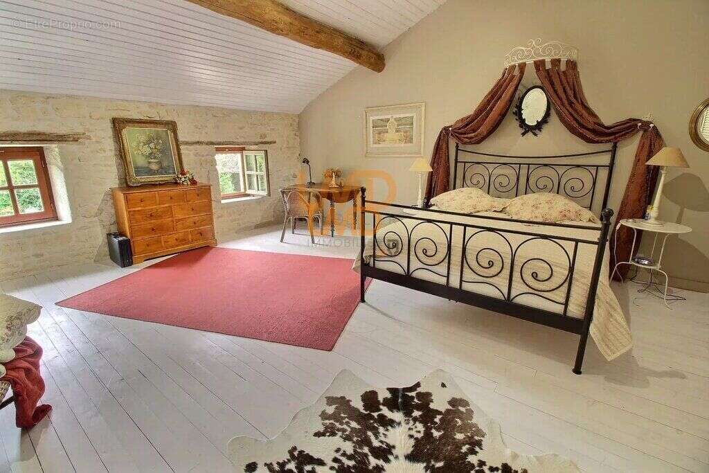 Maison de charme avec piscine et dépendances – 218 m² – (17400) - photo 6