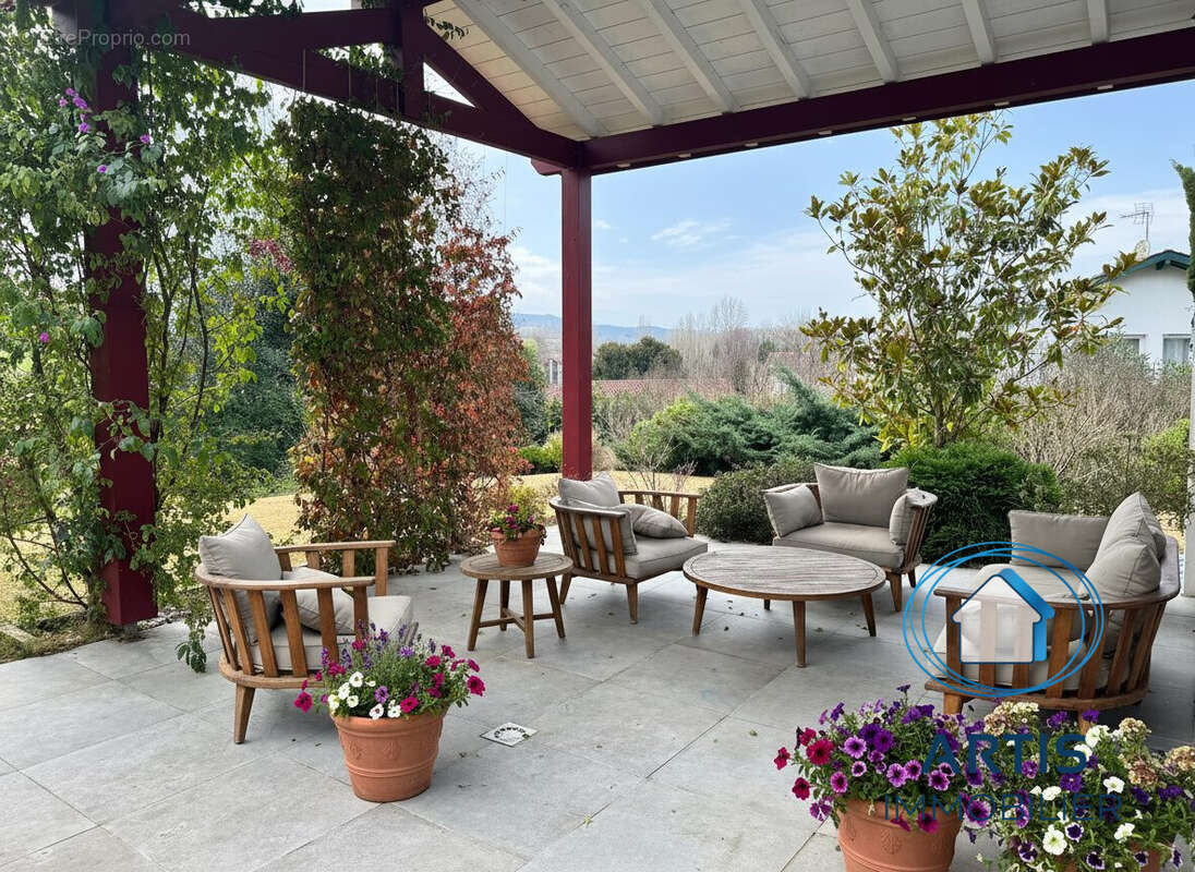terrasse couverte  - Maison à SAINT-PEE-SUR-NIVELLE