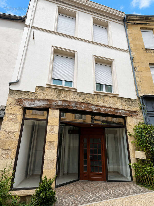 Immeuble de ville avec partie commerciale et partie habitation avec terrasse - photo 26