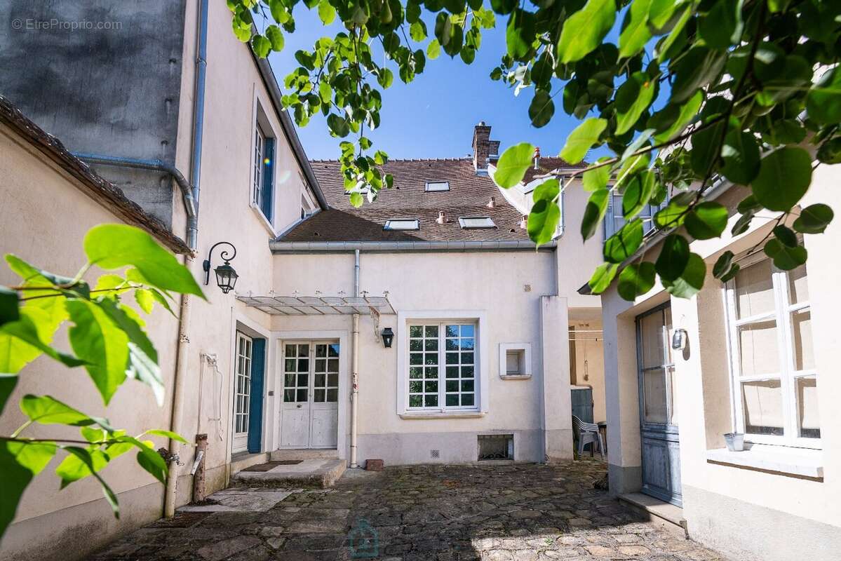 Au cur de la charmante cité médiévale de Moret-sur-Loing ! - photo 5